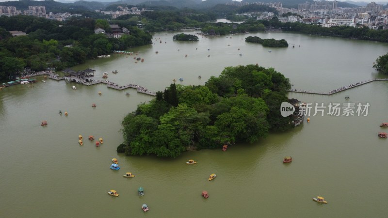 广东惠州：五一黄金周期间西湖湖上游船众多