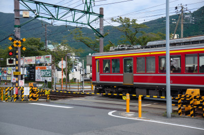 日本箱根景区经过道口的红色火车