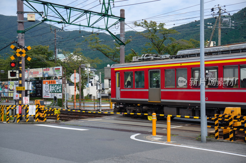 日本箱根景区经过道口的红色火车