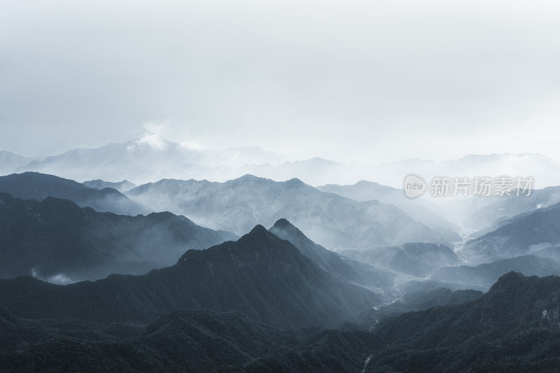 航拍杭州大明山山脉雾中景色