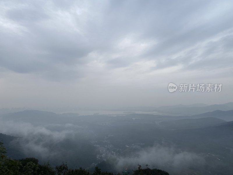 杭州西湖北高峰山顶上实拍全景云海