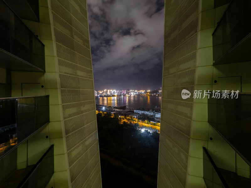 夜空映衬下的城市海景