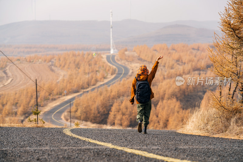 年轻女子户外徒步旅行的背影