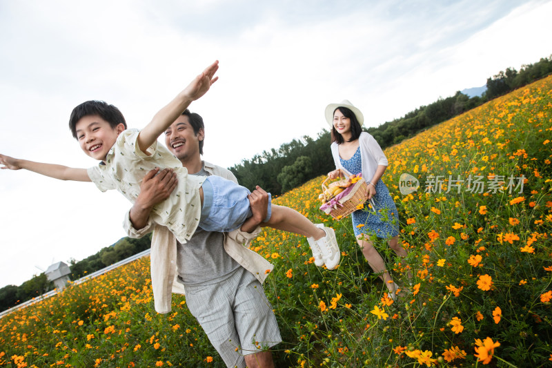 幸福家庭走在花海里