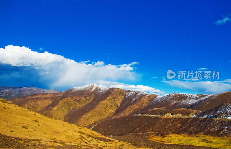 川西蓝天白云下的雪山风景