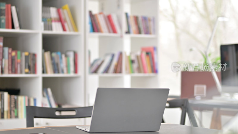 书房内桌上的笔记本电脑