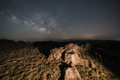 野外星空下的岩石夜景