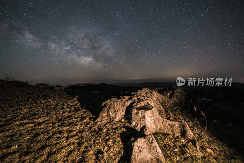 野外星空下的岩石夜景