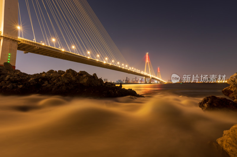 夜色下灯火辉煌的斜拉索大桥全景