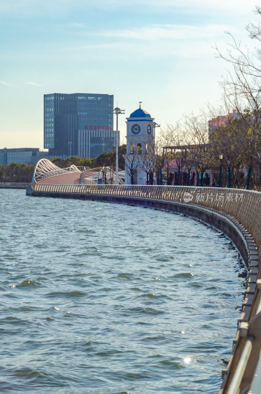 上海市浦东新区临港新城滴水湖的白色钟楼