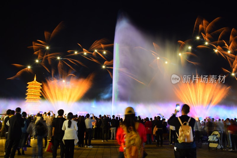 长沙铜官窑人群观赏烟花与塔楼夜景