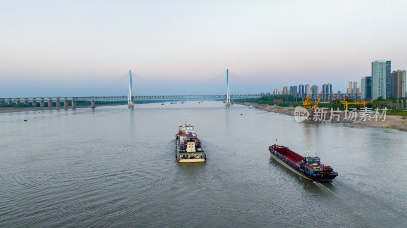 武汉天兴洲长江大桥与长江航运船只