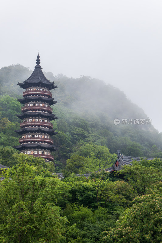 南京牛首山文化旅游区夏日山间云雾中的宝塔