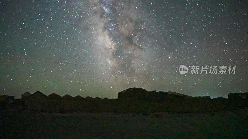 青海海西茫崖冷湖石油小镇星空