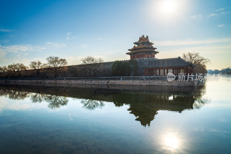 故宫角楼古建筑倒映在水面的美丽景象