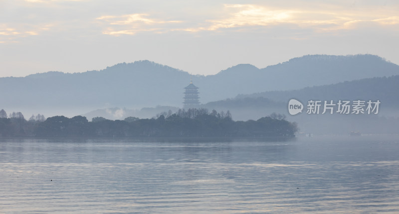 晨雾中的杭州西湖雷峰塔风光