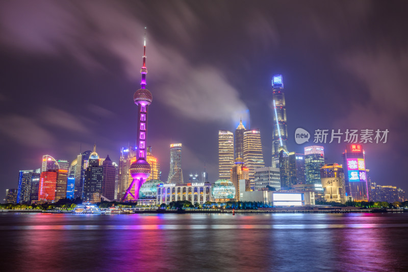 上海外滩夜景摩天大楼景观