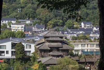 杭州满觉陇古式建筑与现代房屋并存村落景象