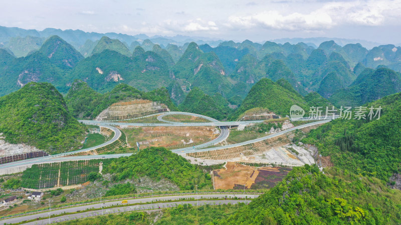 贵州山区高速公路穿行山间乡村