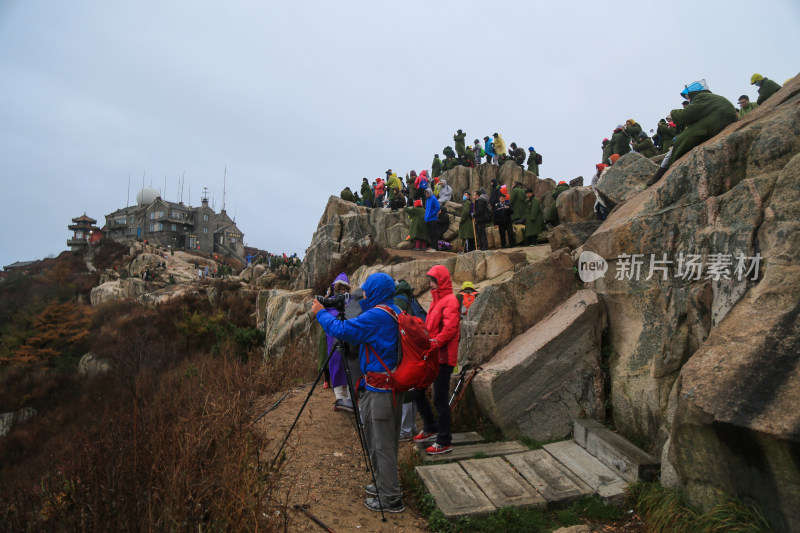 泰山山顶清晨等待看日出的游客