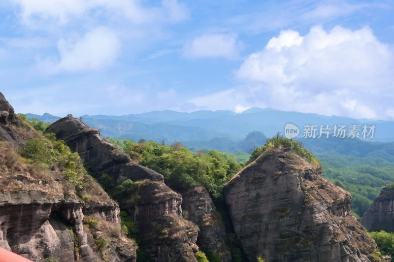 绿意点缀的山间岩石风景