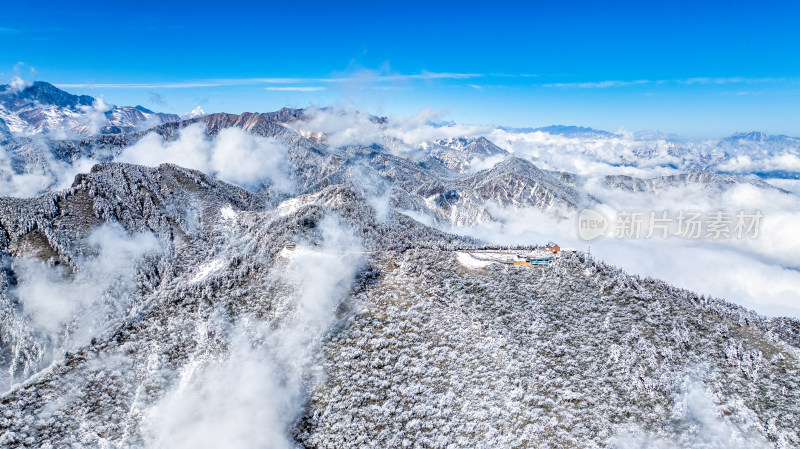 成都西岭雪山日月坪与远处的四姑娘山