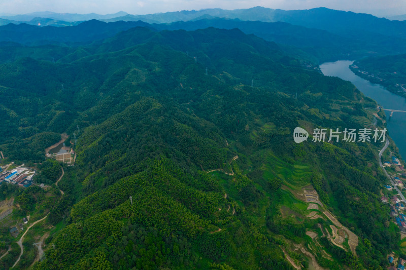 祖国大好河山丘陵山川蓝天白云航拍摄影图