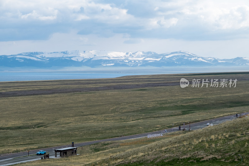 新疆赛里木湖蓝天白云雪山湖泊草原绝美风光
