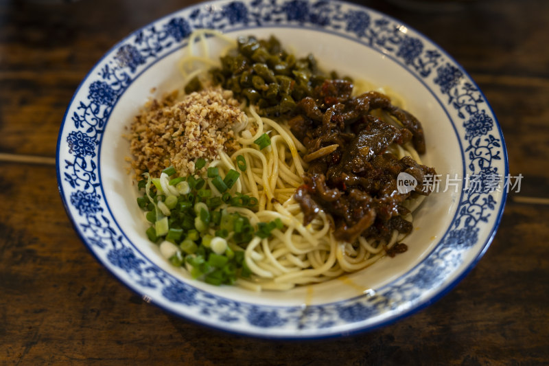 川渝地区传统面食干熘鸡杂面