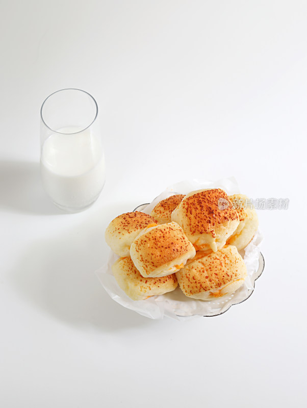 白色桌面上摆放着的早餐面包和牛奶