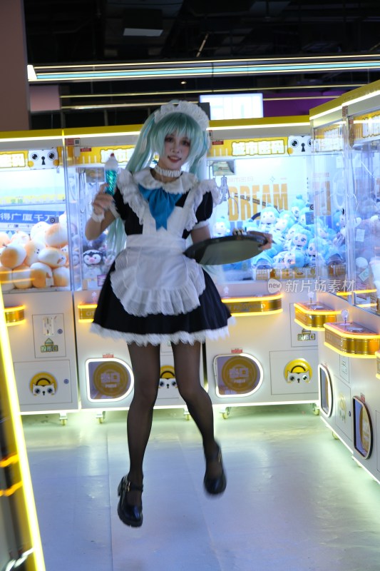 女仆装coser在抓娃娃机前跳跃