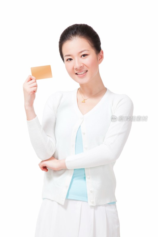 年轻女人展示信用卡
