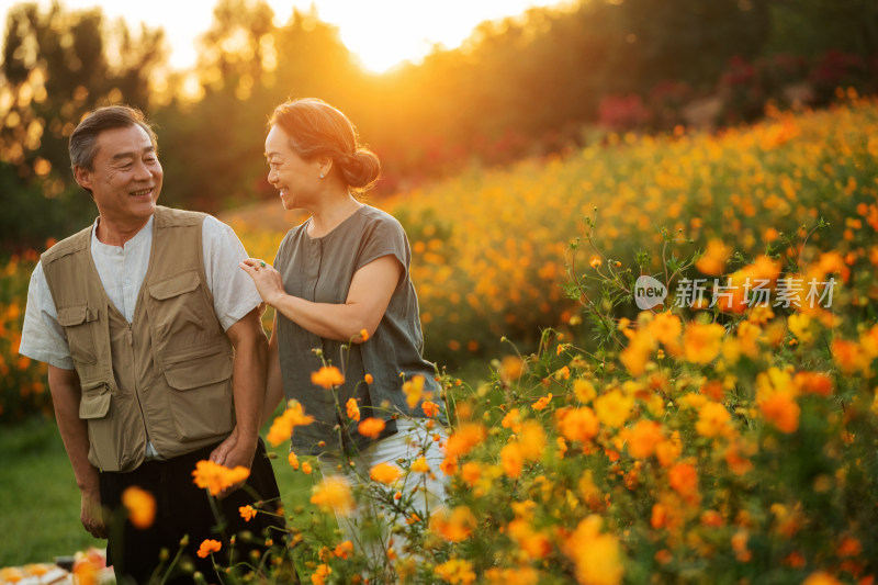 花丛中幸福的老年夫妇