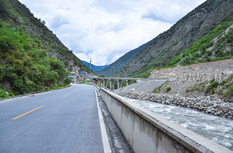 四川甘孜州巴塘318国道川藏公路与山谷河流