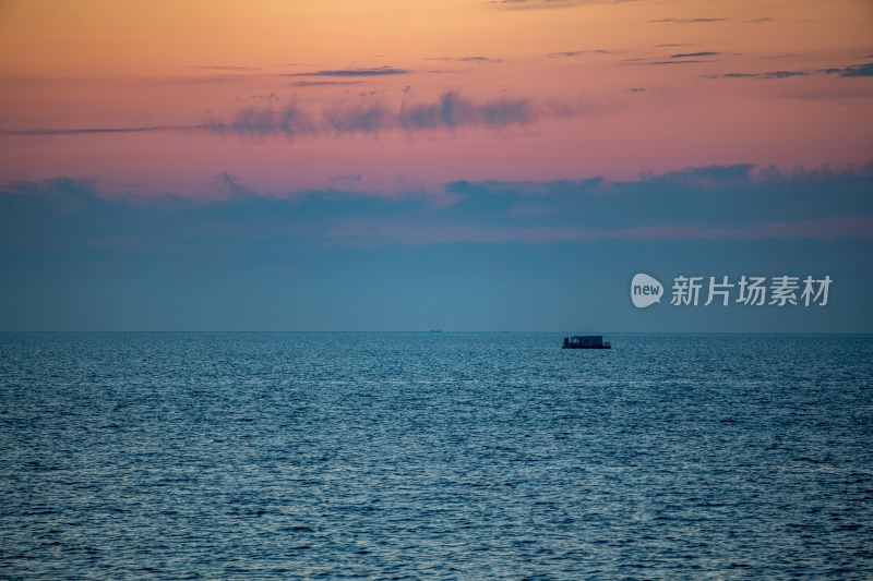 山东烟台东山栈桥海上日出前的朝霞景观