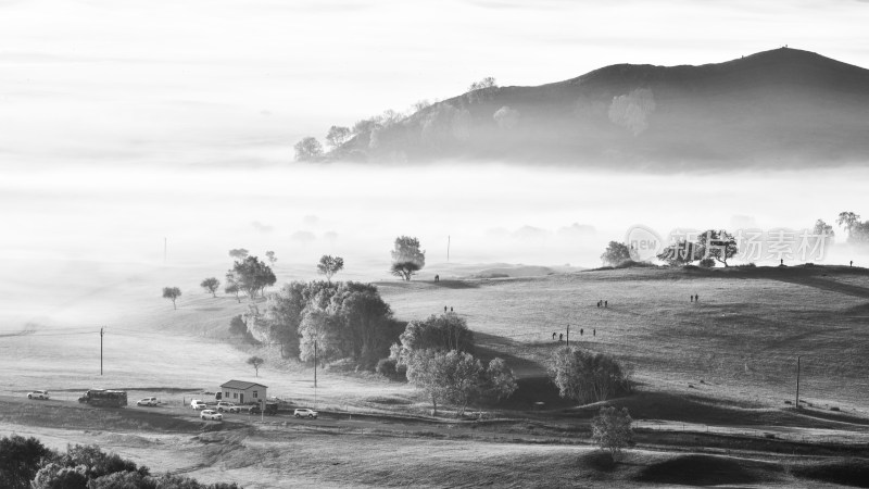 晨雾中内蒙古坝上敖包吐的乡村原野风光