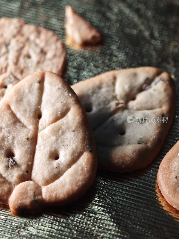 金色背景上放置着的美味饼干