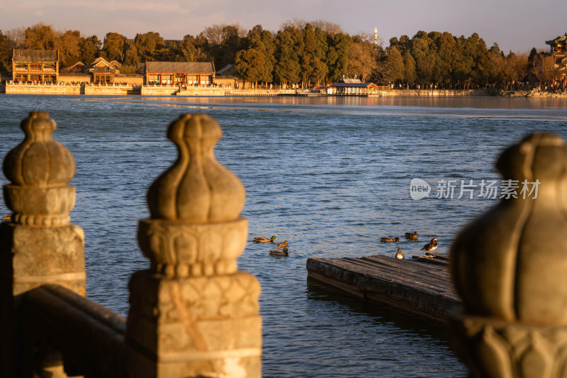 石栏杆边湖水及对岸古建筑风景