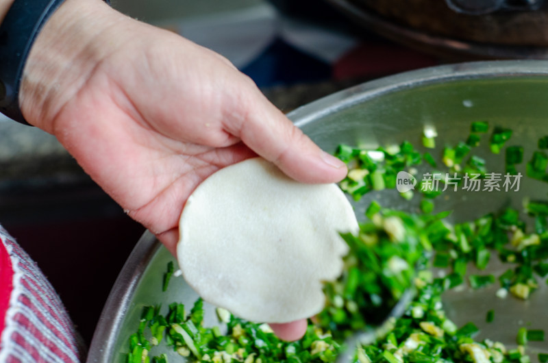 俯拍正在包饺子的女人的手