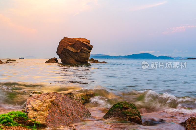 山东青岛太平角公园，夕阳中海上的巨石