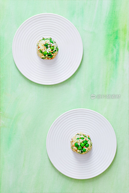 绿色桌面上的中餐豌豆炒饭