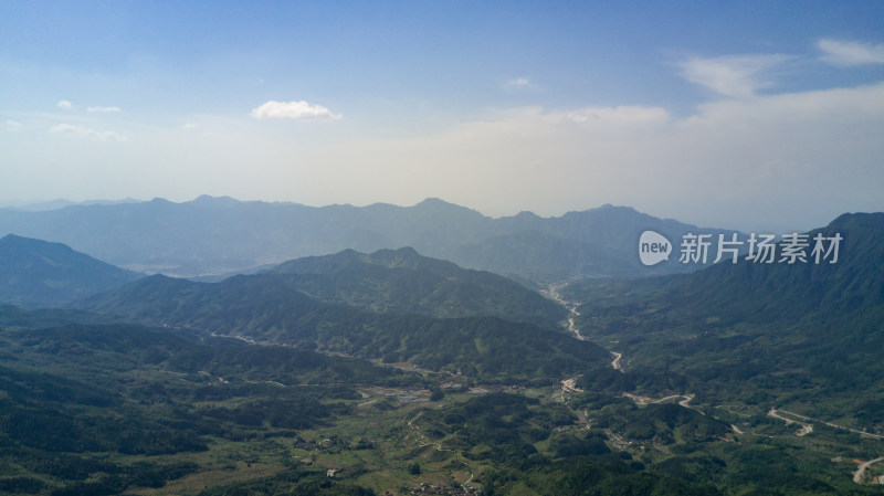 蓝天白云下的群山