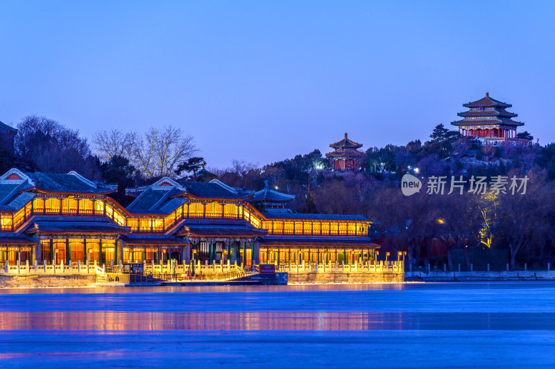 冬季北京北海公园蓝调夜景