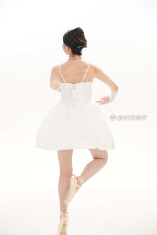 白色背景下跳芭蕾舞的亚洲少女