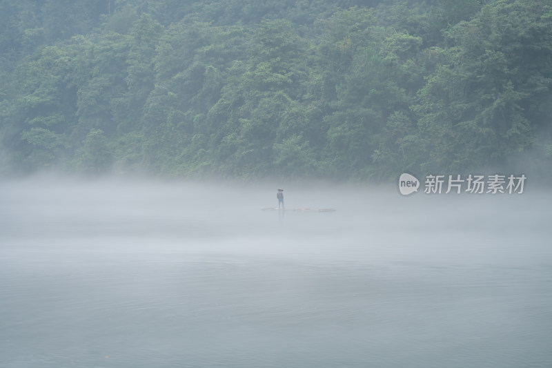 湖南郴州小东江晨雾小船薄雾笼罩下宁静之美