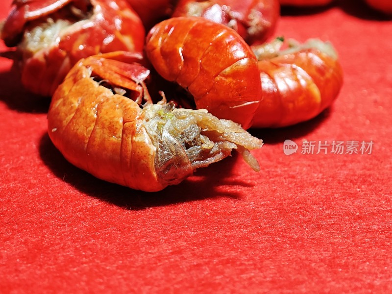 小龙虾露出鲜嫩饱满的虾肉