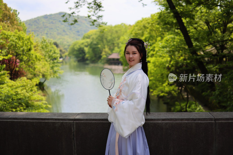 杭州西湖风景区乌龟潭穿汉服的女人