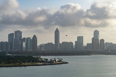 海南海口CBD滨海城市暮色的城市天际线