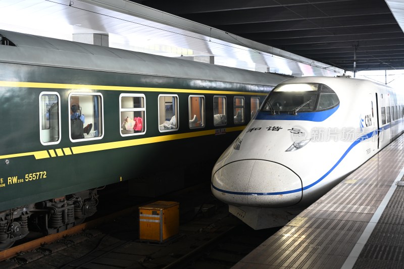 火车站台绿皮火车与高铁同框