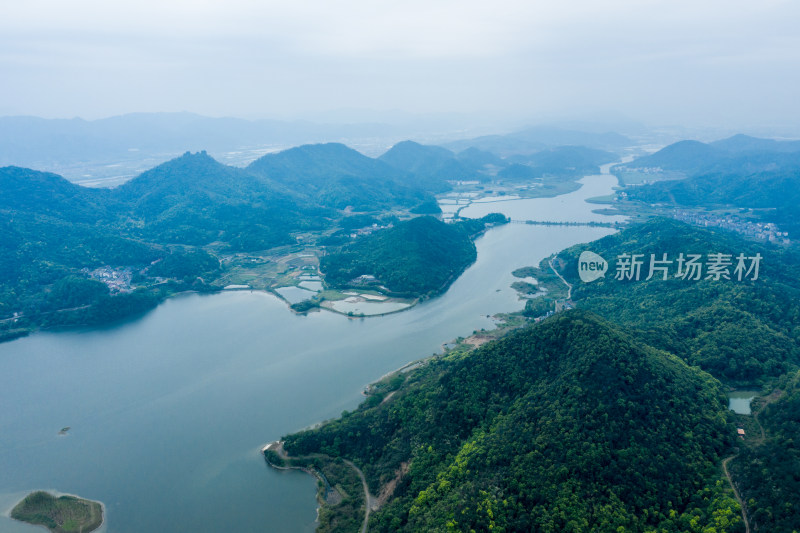 浦阳江两岸的自然风光